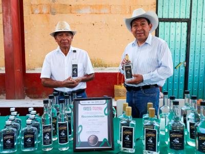 Gobierno Estatal impulsa mezcal, artesanías y riqueza comunitaria en Caltepec