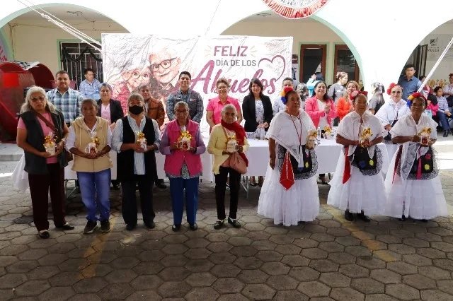 OMAR MUÑOZ Y TERE ALFARO CELEBRAN A LOS ABUELITOS DE SAN LORENZO ALMECATLA – Entérate Puebla