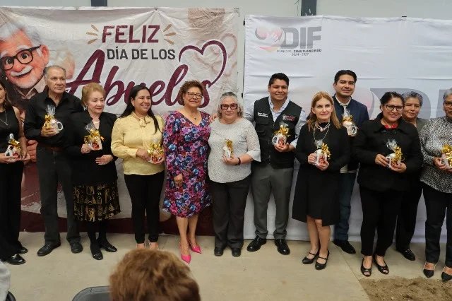 OMAR MUÑOZ Y TERE ALFARO RECONOCEN A LOS ABUELITOS DE CUAUTLANCINGO – Entérate Puebla