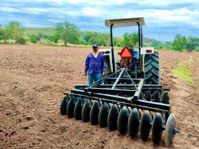 Fortalece Puebla la mecanización agrícola con maquinaria y drones