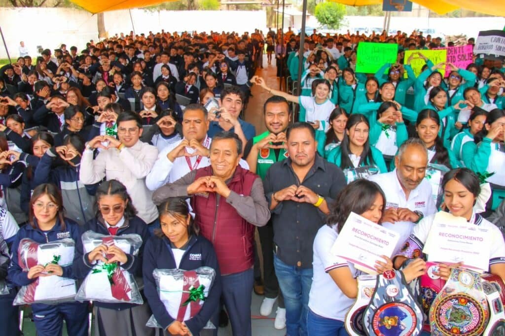 Roberto Solís invierte en la educación de Huejotzingo: entrega uniformes completos a casi 500 alumnos del COBAEP – Huejotzingo