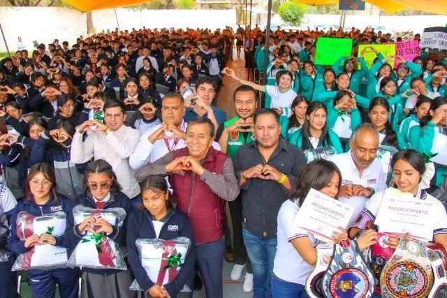ROBERTO SOLÍS INVIERTE EN LA EDUCACIÓN DE HUEJOTZINGO: ENTREGA UNIFORMES COMPLETOS A CASI 500 ALUMNOS DEL COBAEP – Entérate Puebla