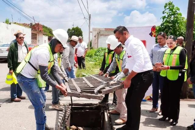 PARA PREVENIR INUNDACIONES, ROBERTO SOLÍS INICIA LA REHABILITACIÓN DE 52 REJILLAS PLUVIALES EN HUEJOTZINGO – Entérate Puebla