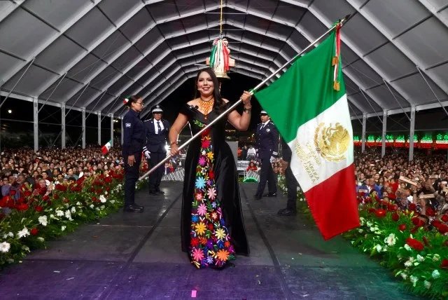 ANTE UNA PLAZA DE LA CONCORDIA ABARROTADA, TONANTZIN FERNÁNDEZ DA EL GRITO DE INDEPENDENCIA – Entérate Puebla