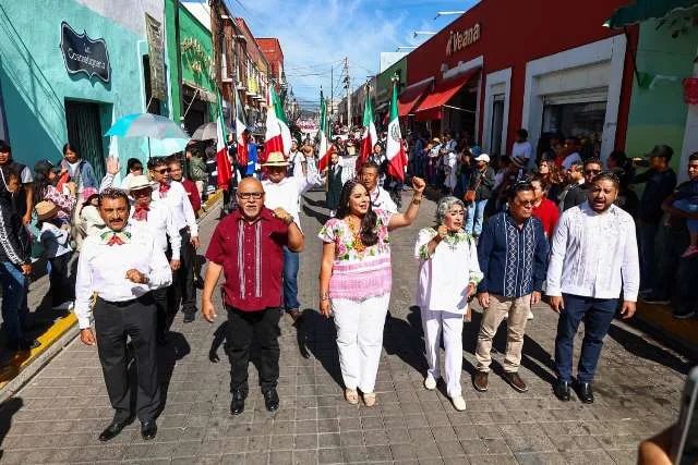 ENCABEZA TONANTZIN FERNÁNDEZ EL DESFILE DEL 16 DE SEPTIEMBRE CON MÁS DE 6 MIL PARTICIPANTES – Entérate Puebla