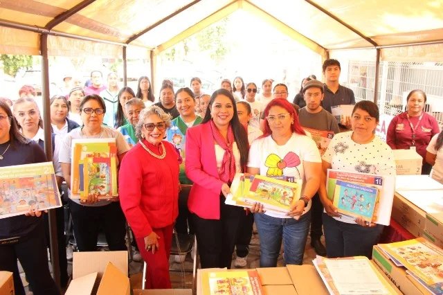 IMPULSA TONANTZIN FERNÁNDEZ EDUCACIÓN DE LA NIÑEZ CHOLULTECA CON ENTREGA DE LIBROS DE TEXTO – Entérate Puebla